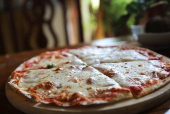 意大利辣香肠披萨木背景意大利食物传统的