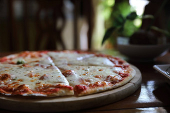 意大利辣香肠披萨木背景意大利食物传统的
