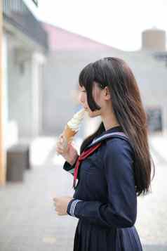 肖像日本学校女孩市中心冰奶油商店