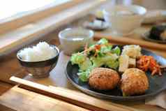 牛肉炸丸子大米沙拉日本风格软木塞吸引