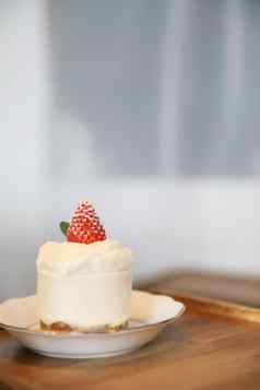 草莓奶油蛋糕木托盘