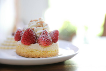 草莓蛋糕甜蜜的甜点木背景