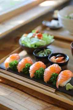 大马哈鱼寿司汤沙拉日本当地的食物