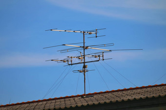 天线天线信号传输低频天线电视农村首页屋顶天空蓝色的