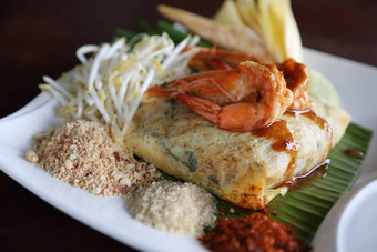 当地的泰国食物垫泰国炸面条虾