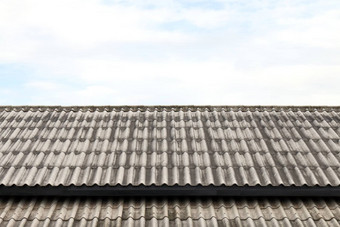屋顶波浪瓷砖屋面瓷砖白色灰色屋面瓷砖天空背景