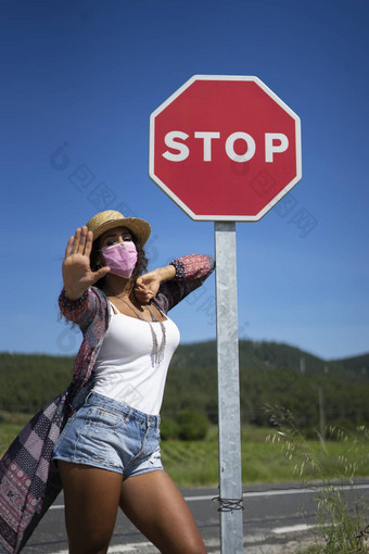 肖像漂亮的年轻的巴西女人在户外