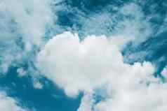 心形状的云天空情人节背景蓝色的软颜色主题甜蜜的形状的云心