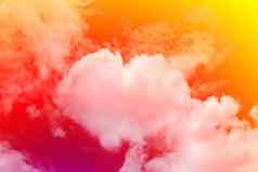 心形状的云天空情人节背景橙色太阳红色的颜色主题夏天形状的云心