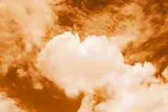心形状的云天空情人节背景橙色颜色主题甜蜜的形状的云心