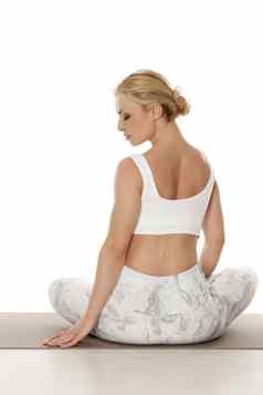 女人白色运动服装瑜伽实践