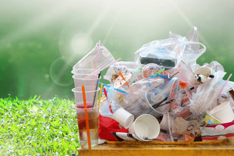 很多垃圾自然河阳光背景复制空间垃圾转储塑料浪费桩垃圾塑料浪费瓶袋泡沫托盘本黄色的塑料浪费污染