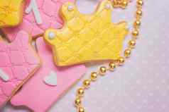 生日皇冠形状的皇家糖衣饼干粉红色的后台支持