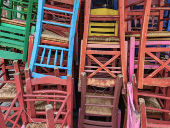 色彩斑斓的木椅子堆放