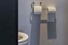 厕所。。。纸卷安装白色墙厕所