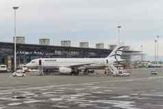 塞萨洛尼基希腊爱琴海航空公司飞机接地机场停机坪上