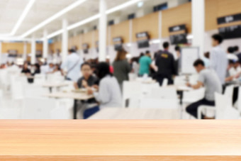 木板材模糊食堂餐厅大厅房间空木表格地板很多人吃食物大学食堂模糊背景木表格董事会空模糊咖啡馆自助餐厅食堂