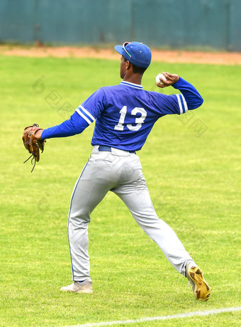年轻的运动男孩玩棒球