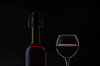 玫瑰酒红色的酒瓶酒玻璃黑暗背景轮廓