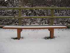 空木板凳上座位完美的覆盖白色雪