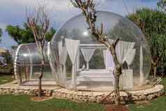泡沫房子透明的墙白色木双床上蚊子网内部泡沫度蜜月充气帐篷游客泡沫酒店热带天堂巴厘岛岛印尼