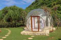 浪漫的泡沫酒店透明的墙白色木双床上蚊子网内部泡沫房子度蜜月充气帐篷旅游吸引力热带天堂巴厘岛印尼