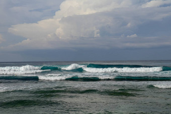 冲浪者海洋等待波冲浪者等待好冲浪波冲浪者等待波年轻的男人。等待大波阳阳阳阳海滩巴厘岛印尼
