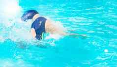 女游泳者同时潜水户外池展示技能阳光明媚的夏天一天光