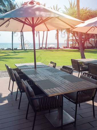 木餐厅表格椅子海滩伞海视图