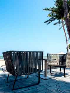 现代椅子一边表格阳台海视图