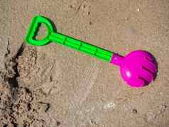 色彩斑斓的孩子们的海滩玩具沙子背景