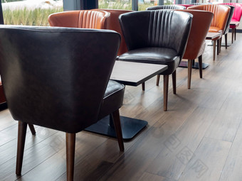 皮革<strong>椅子复古</strong>的风格木地板上咖啡馆