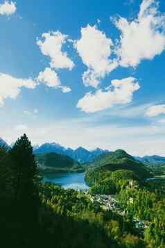 美丽的自然欧洲阿尔卑斯山脉景观视图高山山湖村春天季节旅行目的地