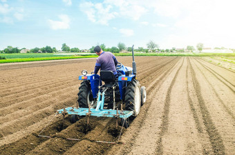 农民拖拉机使行农场场准备土地种植未来作物植物培养土壤种植agroindustry农业综合企业农业欧洲农田
