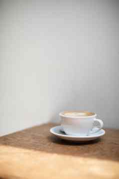 卡布奇诺咖啡拿铁艺术咖啡使牛奶木表格