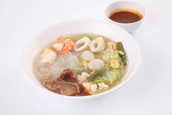 当地的食物泰国寿喜烧汤isoated白色背景压力