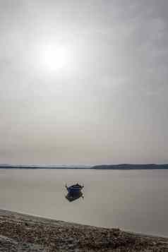 钓鱼船锚定海湾平水合并