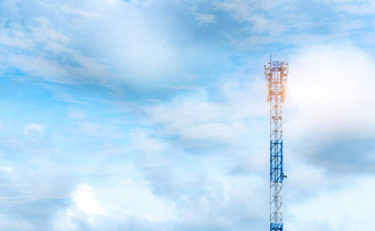电信塔清晰的蓝色的天空背景天线