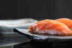 大马哈鱼寿司黑色的板日本食物