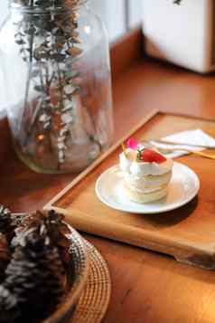 草莓蛋糕甜点木表格