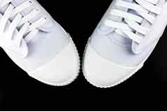 白色运动鞋孤立的黑色的背景