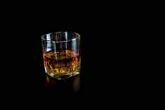 单玻璃威士忌威士忌冰黑色的背景