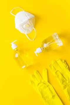 手套肥皂面部面具冠状病毒预防黄色的桌子上前视图