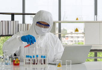 流行病学研究人员病毒保护服装混合化学物质公式获得电脑