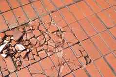 破碎的瓷砖地板上损坏的瓷砖地板引起的影响重对象