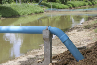 蓝色的水管支持混凝土水管道农业