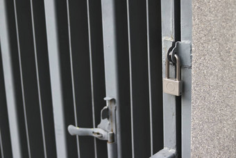 银挂锁锁定灰色的铁通过银挂锁锁定钢门安全