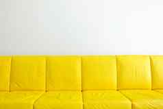 黄色的沙发白色墙背景