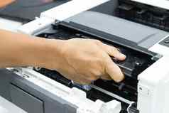 技术人员替换碳粉激光打印机概念办公室增刊