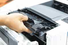 技术人员替换碳粉激光打印机概念办公室增刊